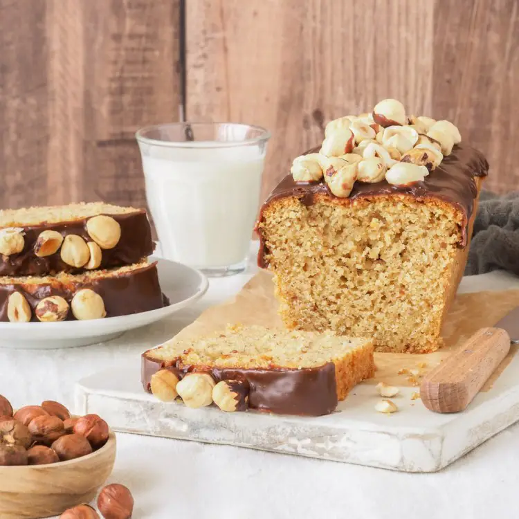 cake aux noisettes moelleux avec glaçage au chocolat